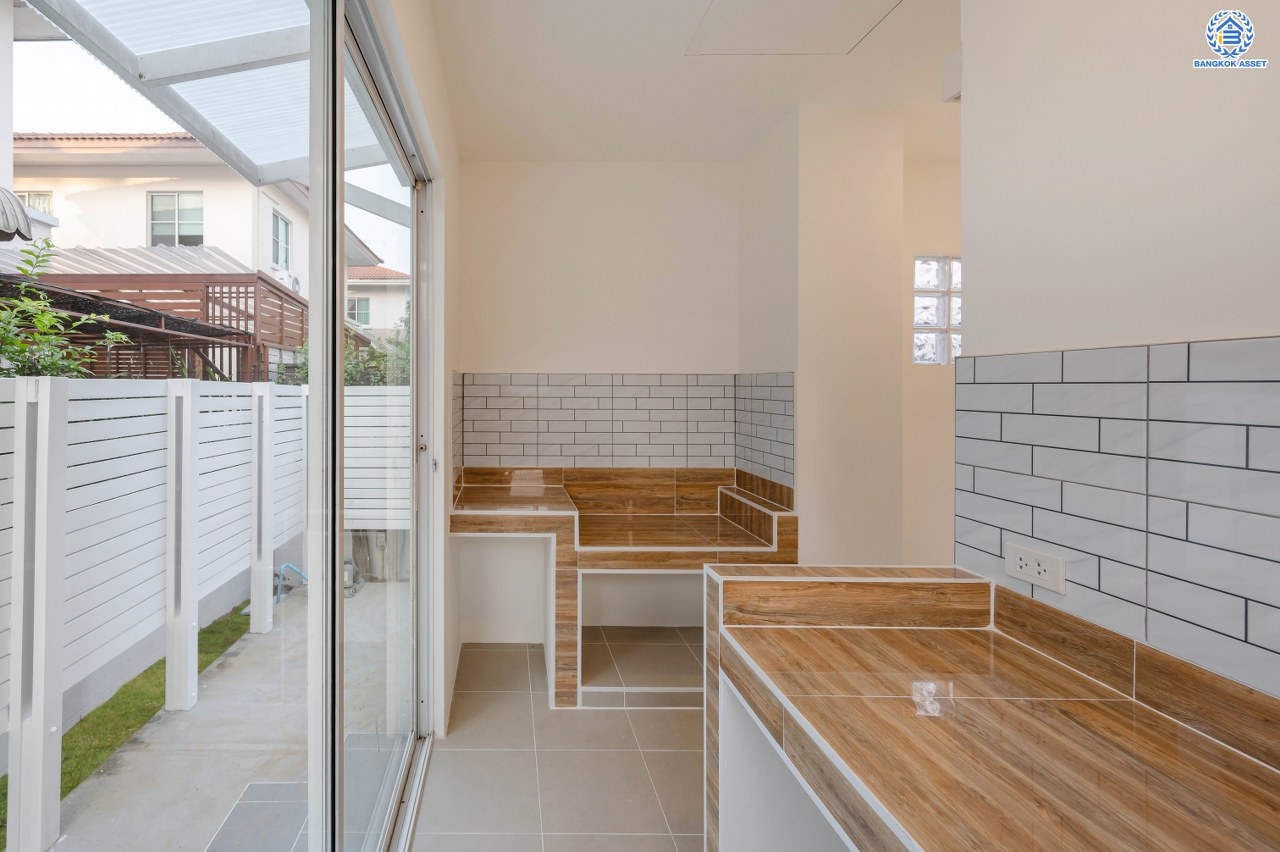 บ้านมือสองตกแต่งใหม่ โครงการ ชัยพฤกษ์ ติวานนท์-ราชพฤกษ์1 หลังมุม เนื้อที่ 68.4 ตร.ว. ฟังก์ชัน 3 ห้องนอน 2 ห้องน้ำ จอดรถได้ 2 คัน สภาพแวดล้อมดี บนทำเลศักยภาพ หน้าโครงการติดถนนใหญ่ เชื่อมต่อถนนราชพฤกษ์ ใกล้จุดขึ้นทางด่วน "ศรีสมาน" ใกล้ห้าง "เซ็นทรัล เวสต์เกต" และ "โรบินสัน ไลฟ์สไตล์ ศรีสมาน"...